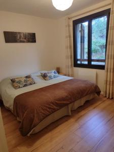 Ένα ή περισσότερα κρεβάτια σε δωμάτιο στο EMBRUN Superbe appartement classé 3 étoiles tout équipé avec vue sur montagnes