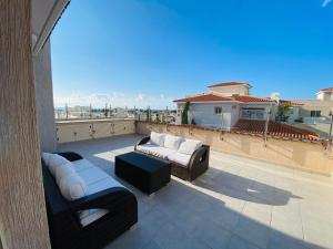 Χώρος καθιστικού στο Sea view Penthouse Elysia park