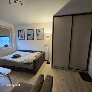 een slaapkamer met een bed en een grote schuifdeur bij Studio Człuchów Centrum in Człuchów