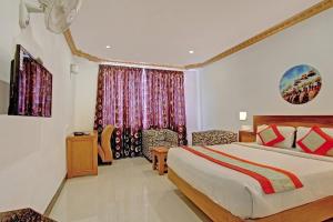 En eller flere senge i et værelse på Hotel Meridian Inn + 3 billeder