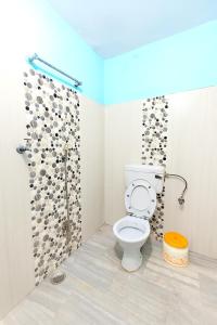 een badkamer met een toilet en een douche bij Hotel Dreamline Teerth GH Near Temple # Kashi Temple - Restaurant # Free WIfi Service - Fully Air Conditioning Rooms# Best Premium Hotel In Varanasi in Varanasi