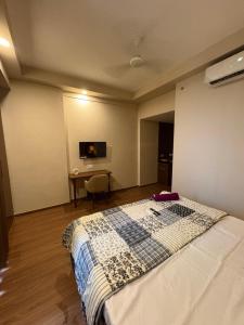 En eller flere senge i et værelse på Aera Stays