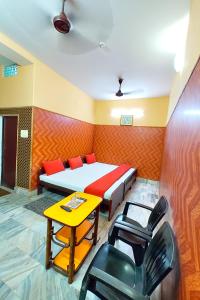 een slaapkamer met een bed, een tafel en een stoel bij Hotel Dreamline Teerth GH Near Temple # Kashi Temple - Restaurant # Free WIfi Service - Fully Air Conditioning Rooms# Best Premium Hotel In Varanasi in Varanasi