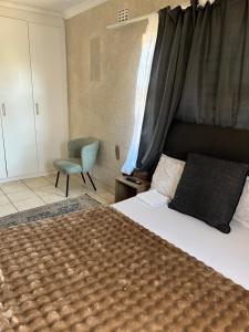 Ένα ή περισσότερα κρεβάτια σε δωμάτιο στο Zolas guest house