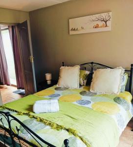 Ένα ή περισσότερα κρεβάτια σε δωμάτιο στο The Lion's Den