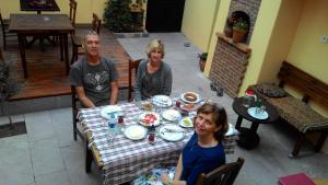 tres personas sentadas en una mesa en un restaurante en Elaia Hotel, en Bergama