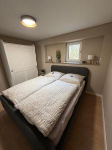 une chambre avec un grand lit et deux oreillers dans l'établissement kleines Landhaus am Park, à Klein Uhyst