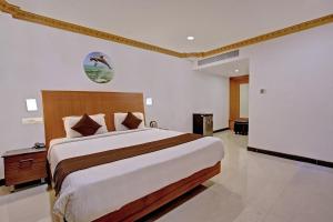 En eller flere senge i et værelse på Hotel Meridian Inn