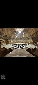 een blik op een kamer met een plafond waaraan tafels zijn bevestigd bij Maksyt Ata Hostel in Kalday +1 foto