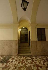 ローマにあるVia Montebelloの階段のある古い建物の空廊