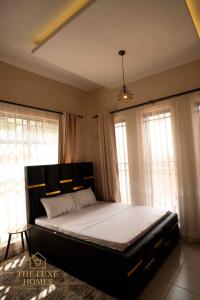 Postel nebo postele na pokoji v ubytování The Luxe Homes 3BR Luxury Stay