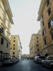 een straat met auto's aan de zijkant van gebouwen bij Via Montebello in Rome