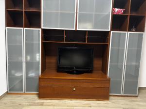 Plaza SUITE في سان كاتالدو: جهاز تلفزيون موضوع على خزانة ملابس داخل خزانة ملابس