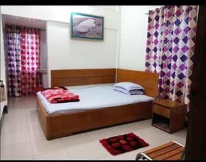 un dormitorio con una cama en una habitación en Hotel Sand Shore, en Dakhinpāra