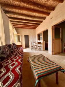 a living room with a couch and a table at La Belle Etoile in Ouazzane