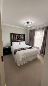 En eller flere senge i et værelse på Lilies and Leopards Holiday Home B & B + 22 billeder