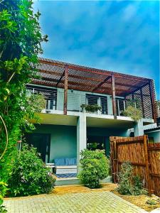 een huis met een balkon erbovenop bij KommRust in Kommetjie