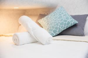 フィリティヨにあるSolara Maldives Luxury Yacht Charterの枕が置かれたベッドの上にトイレットペーパーの山