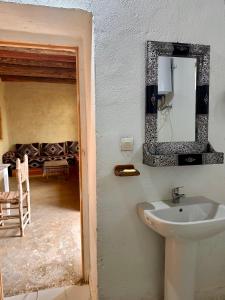 a bathroom with a sink and a mirror on the wall at La Belle Etoile in Ouazzane