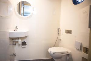 フィリティヨにあるSolara Maldives Luxury Yacht Charterのトイレ、洗面台、鏡のあるバスルーム