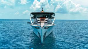 フィリティヨにあるSolara Maldives Luxury Yacht Charterの水中の船 +6枚の写真