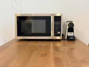 Eine Mikrowelle steht auf einem Holzboden. in der Unterkunft Private Granny Flat Studio in Chatswood in Sydney