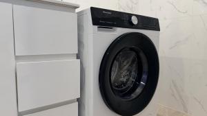 eine Waschmaschine neben einer Theke in der Unterkunft Private Granny Flat Studio in Chatswood in Sydney