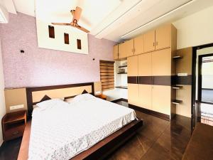 ein Schlafzimmer mit einem weißen Bett in einem Zimmer in der Unterkunft tanis homestay in Jāmb