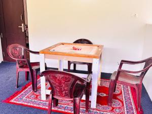 ein Tisch mit zwei Stühlen und ein Tisch mit in der Unterkunft tanis homestay in Jāmb