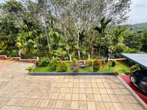 una entrada con un coche aparcado en un patio en tanis homestay, en Jāmb