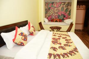 The Vantage Haveli في ساواي مادهوبور: غرفة نوم بسريرين مع مخدات +108 صور