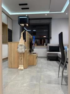 een woonkamer met een giraffenbeeld in een kamer bij Apartment GreenHills 2 in Wałbrzych