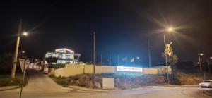 斯巴达AIR-IN Rooms with magnificent views的街上晚上有路灯,还有楼房