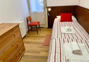 Una cama o camas en una habitación de Casa ai Dossi 13 fotos más