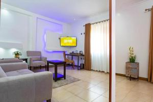 una sala de estar con un sofá y una mesa en Nokras SilverOak Hotel, Embu, en Embu