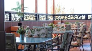 una fila de mesas y sillas en un restaurante en Nokras SilverOak Hotel, Embu, en Embu