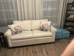 Sunny guest suite near the beach في برادنتون: أريكة ومخدتين عليها في غرفة المعيشة