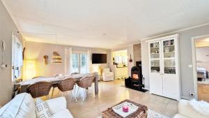 een woonkamer met een eettafel en stoelen bij Brotorpet in Torsebo