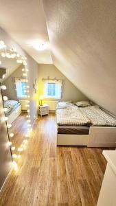 een slaapkamer op zolder met 2 bedden en een trap bij Brotorpet in Torsebo