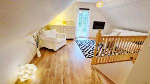 een kamer met een trap, een bank en een televisie bij Brotorpet in Torsebo