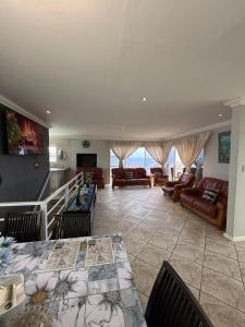 Et opholdsområde på Lilies and Leopards Holiday Home B & B