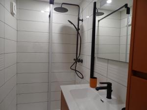 Ένα μπάνιο στο Chambre indépendante +15 φωτογραφίες