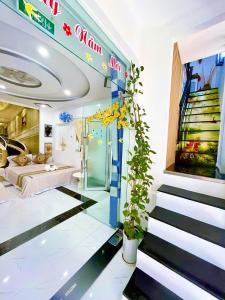 una habitación de hotel con un cartel de hotel en la pared en Hoàng Nga Apartment Phan Thiết, en Phan Thiet