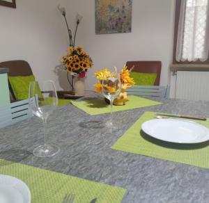 un tavolo da pranzo con un piatto e dei bicchieri sopra di Il Casaletto di Simonetta ad Acquasparta
