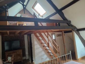 un loft de conversión de una casa con escalera en Cheap hotel near Brussels airport, en Kortenberg