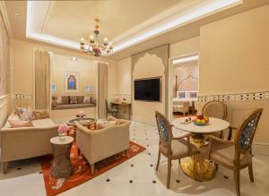 Una televisión o centro de entretenimiento en Taj Lalit Bagh, Udaipur