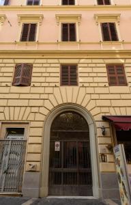 een gebouw met een grote deur ervoor bij Via Montebello in Rome