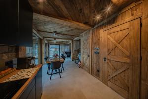 una cucina con armadi in legno e una porta in legno. di WHITE BROOK Luxury Chalets a Witów