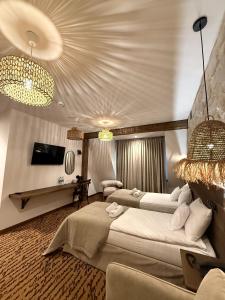 Un televizor și/sau centru de divertisment la Dwór Bogucin Hotel&Restauracja