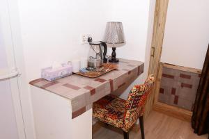 cocina con mesa, lámpara y silla en Mbilimbi Malazi, en Zanzíbar 34 fotos más